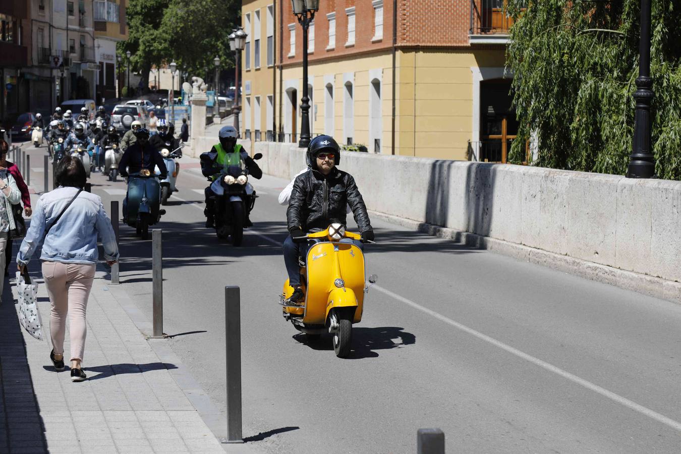 Más de 150 inscritos procedentes de toda España recorren las calles de la localidad para «compartir moto y amistad»