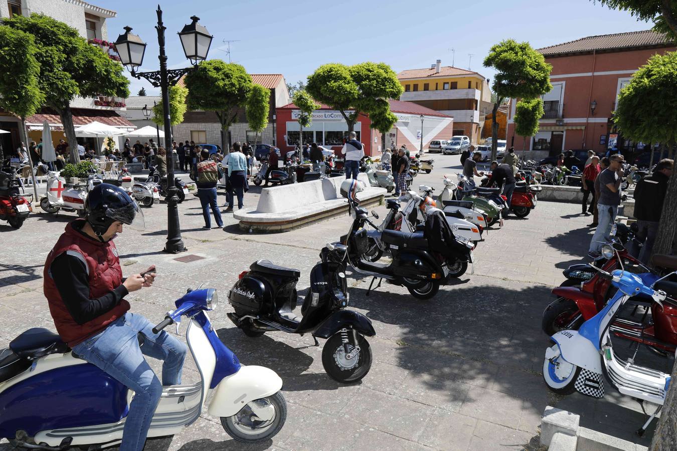 Más de 150 inscritos procedentes de toda España recorren las calles de la localidad para «compartir moto y amistad»