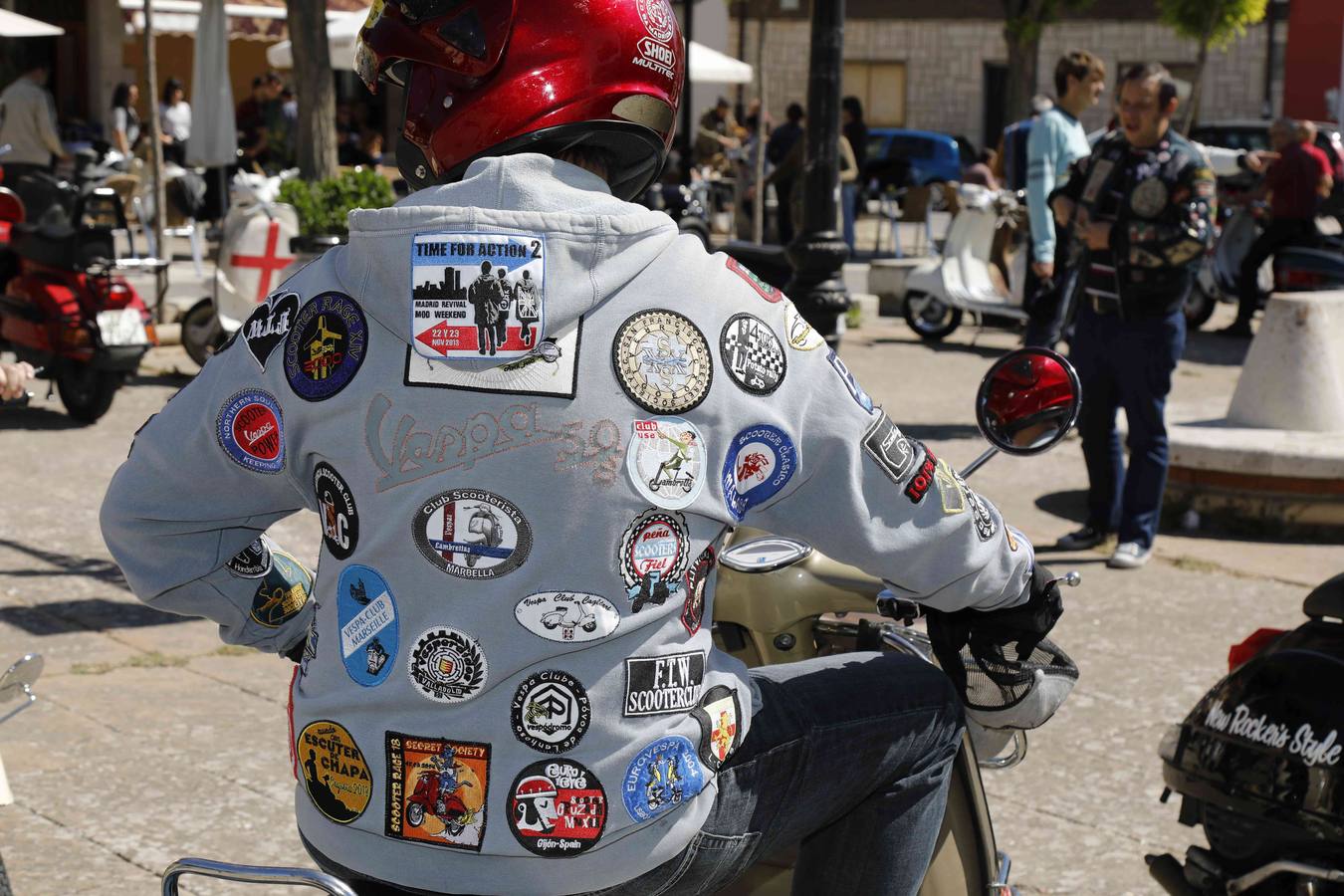 Más de 150 inscritos procedentes de toda España recorren las calles de la localidad para «compartir moto y amistad»