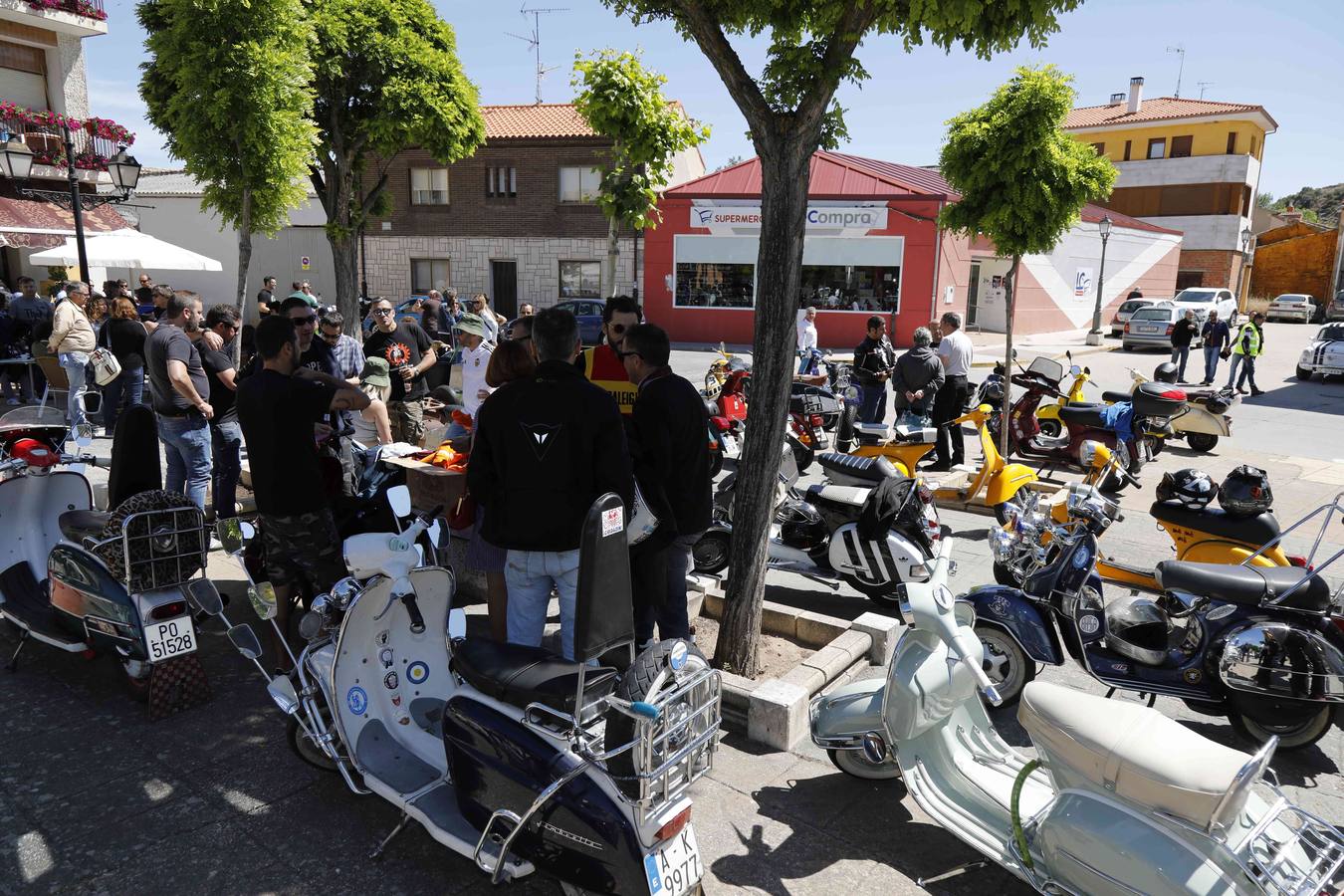 Más de 150 inscritos procedentes de toda España recorren las calles de la localidad para «compartir moto y amistad»