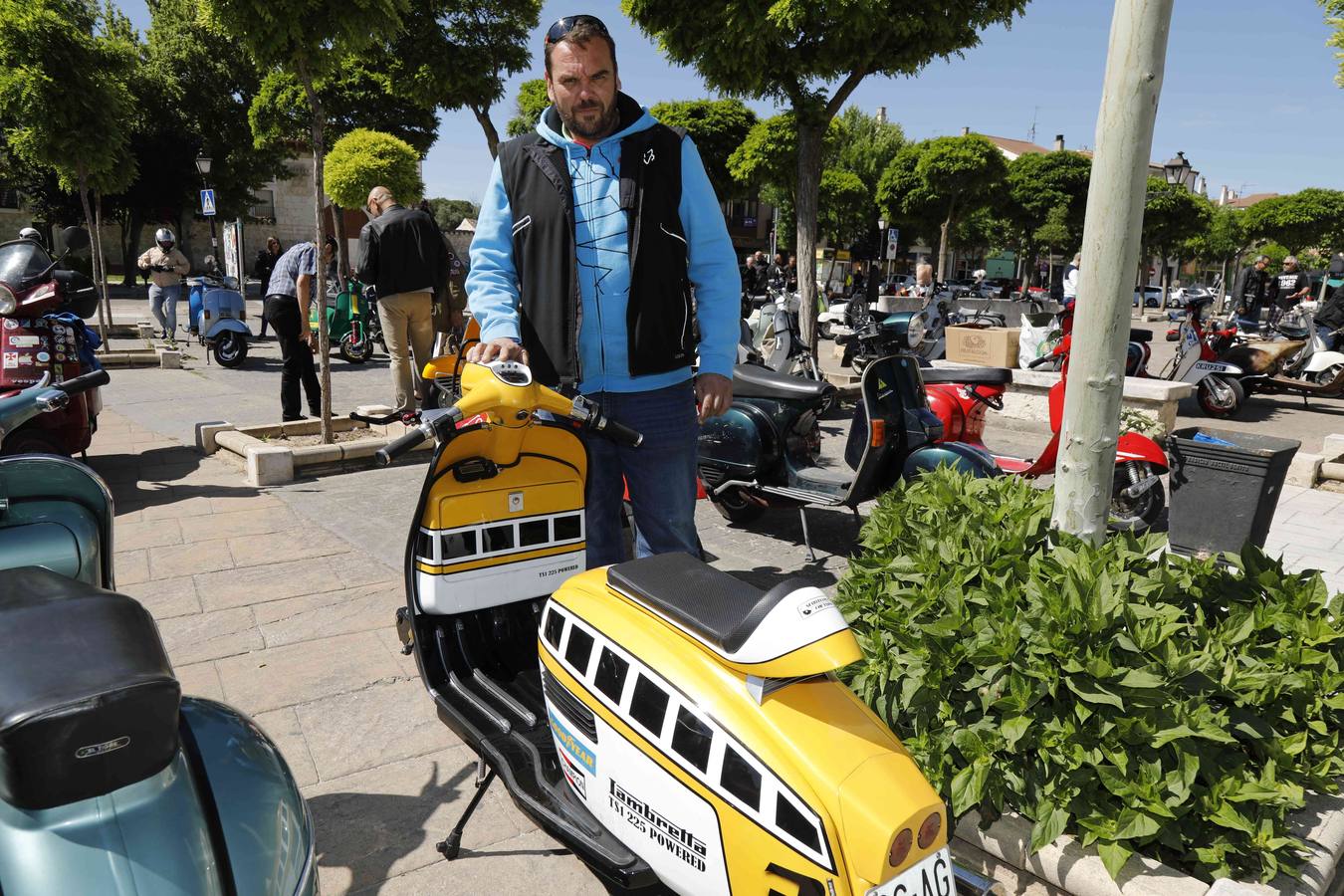 Más de 150 inscritos procedentes de toda España recorren las calles de la localidad para «compartir moto y amistad»
