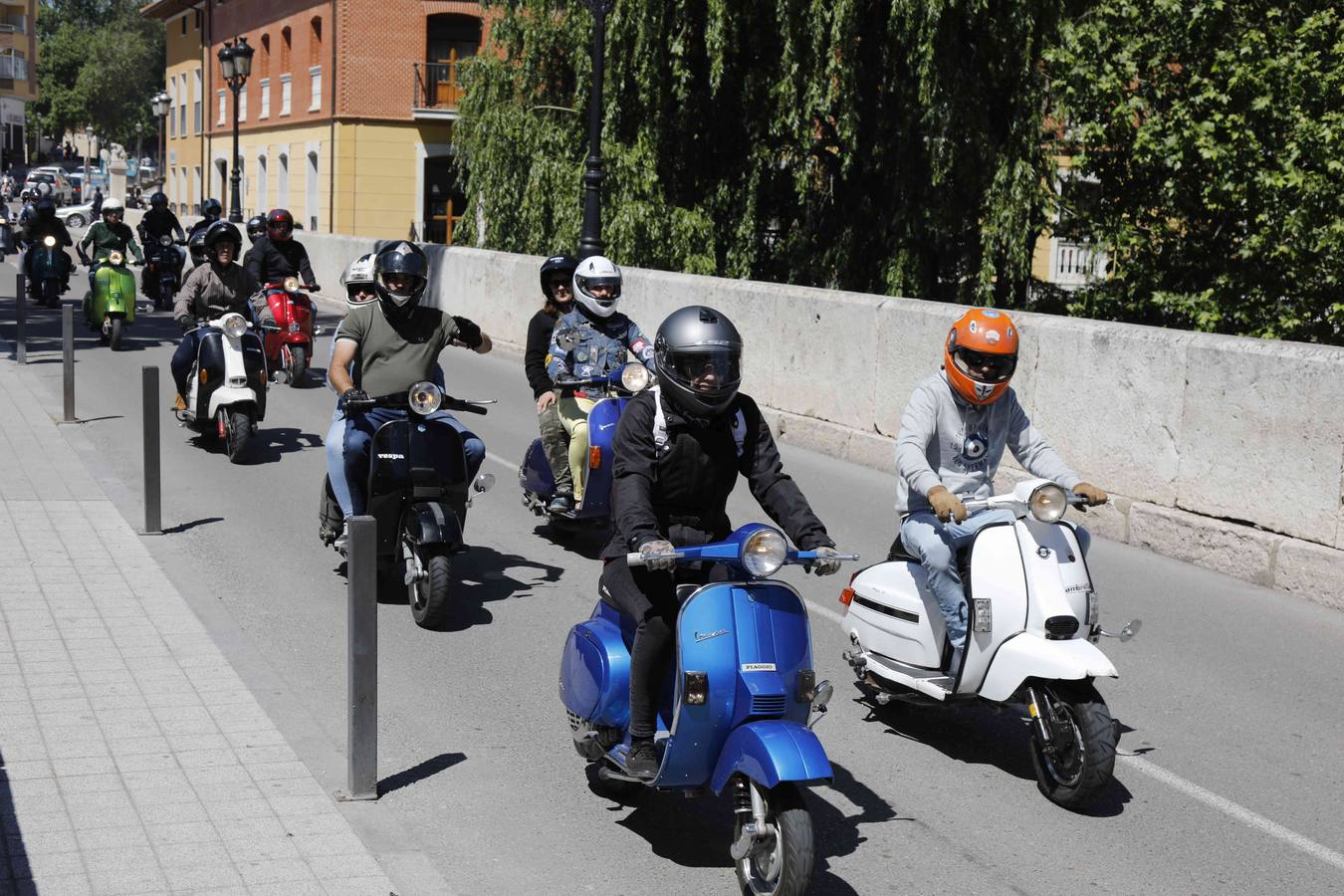 Más de 150 inscritos procedentes de toda España recorren las calles de la localidad para «compartir moto y amistad»