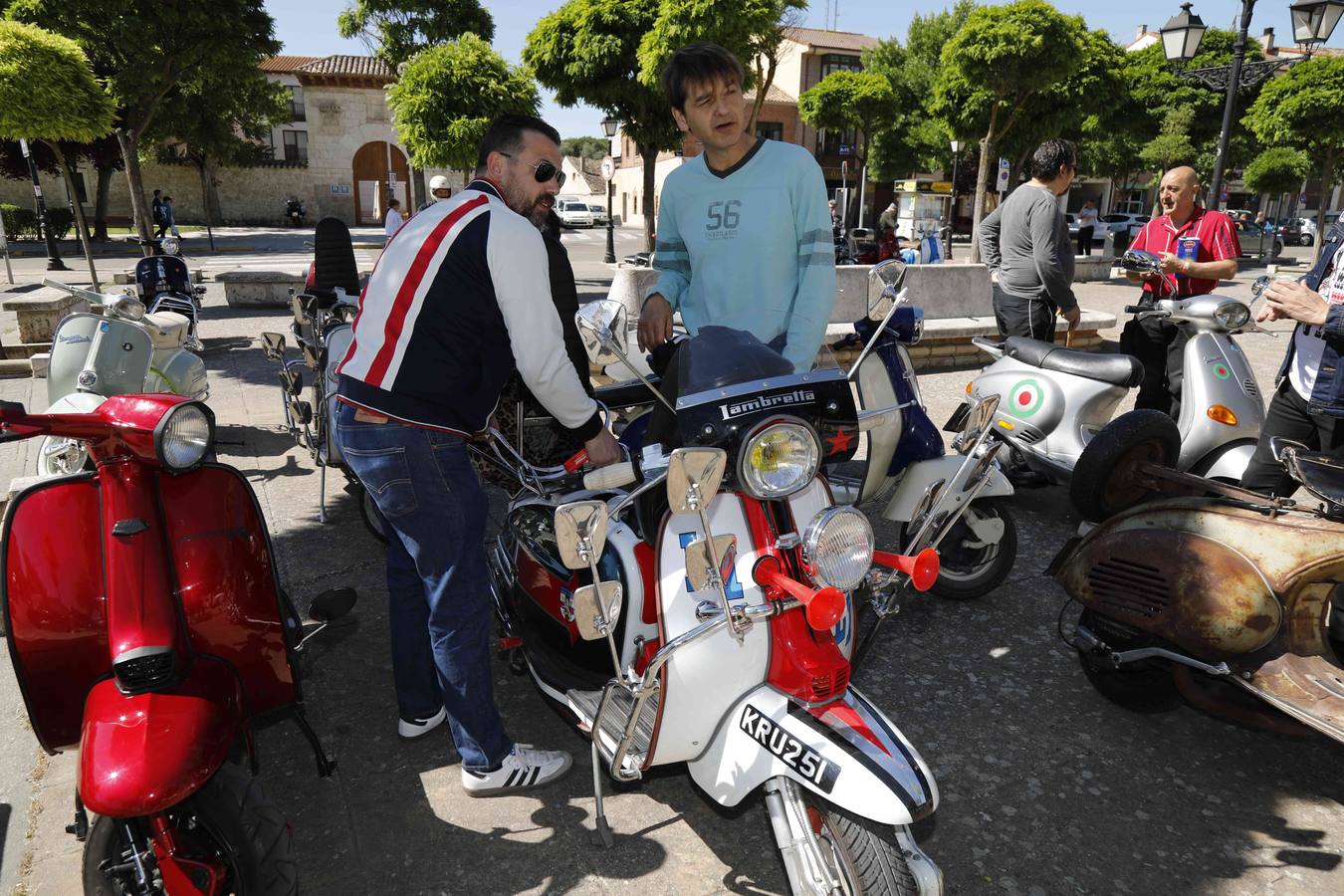 Más de 150 inscritos procedentes de toda España recorren las calles de la localidad para «compartir moto y amistad»