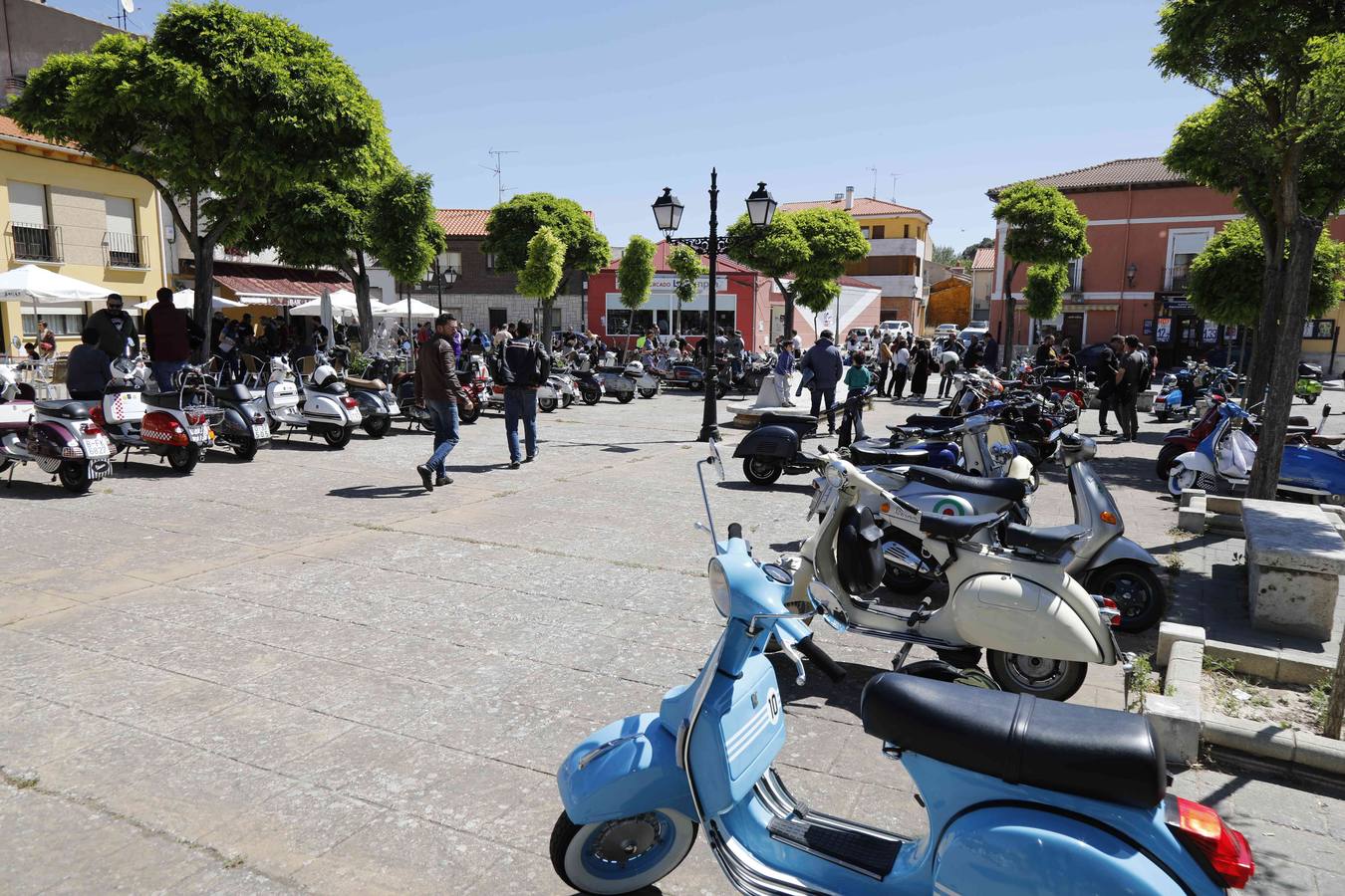 Más de 150 inscritos procedentes de toda España recorren las calles de la localidad para «compartir moto y amistad»