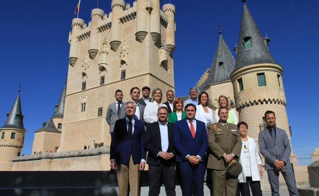 Los alcaldes de las Ciudades Patrimonio, con el coronel José María Martínez, presidente del Patronato del Alcázar.