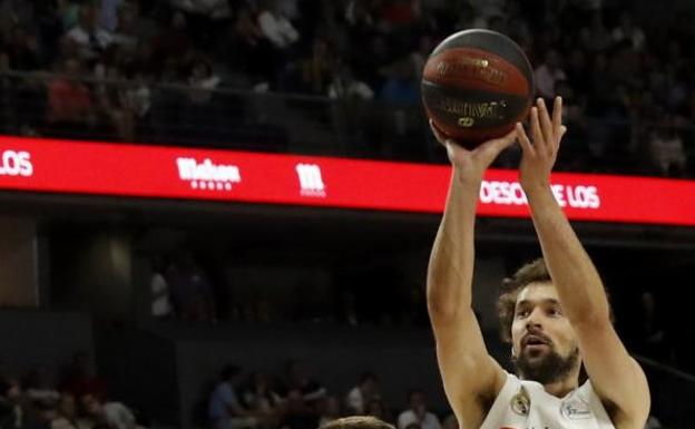 Sergio Llull lanza a canasta ante el Valencia Basket.