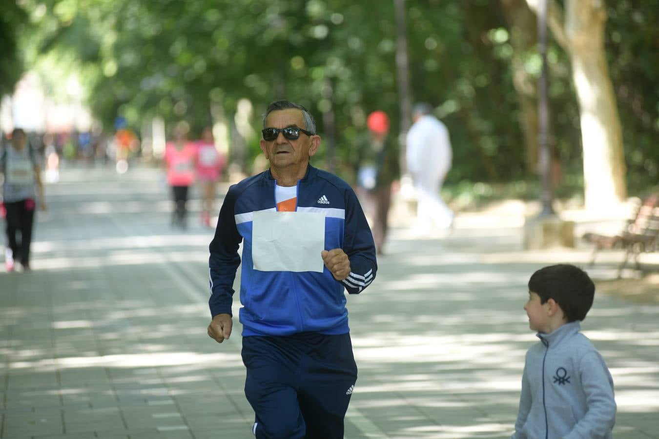 Más de 1.500 personas se han inscrito en esta marcha popular organizada de manera conjunta por El Norte de Castilla y por la Federación de Atletismo de Castilla y León con el espíritu de recorrer los algo más de cinco kilómetros del trazado por las calles más emblemáticas de la ciudad