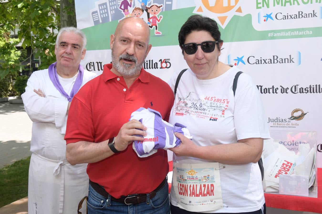 Tras aproximadamente una hora de recorrido han comenzado a llegar las familias de nuevo a meta, al Paseo de los Coches del Campo Grande, donde han podido disfrutar de una clase de zumba, para después reponer fuerzas con una degustación de un guiso de judías del Barco de Ávila elaboradas por el restaurante La Criolla