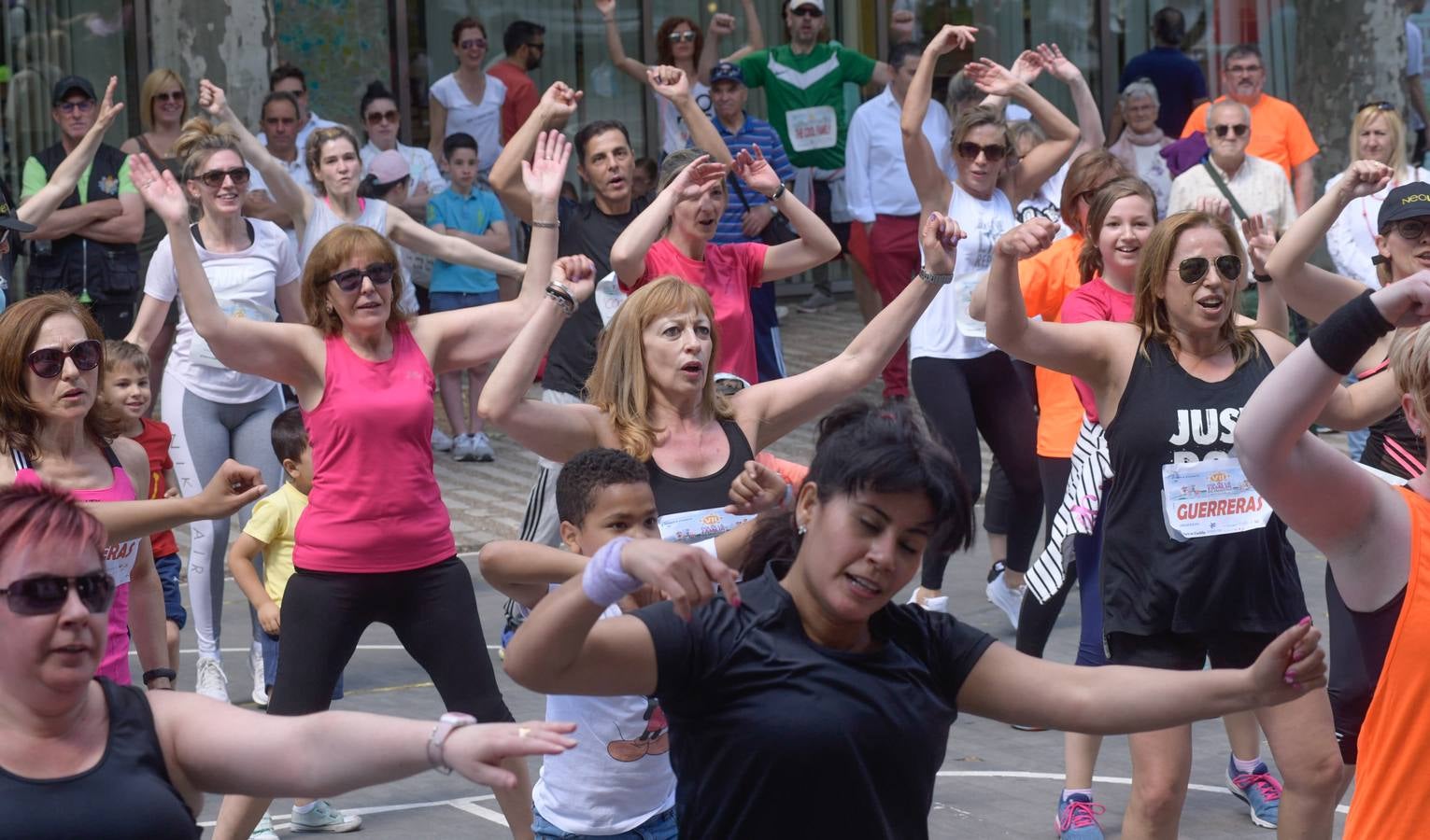 Tras aproximadamente una hora de recorrido han comenzado a llegar las familias de nuevo a meta, al Paseo de los Coches del Campo Grande, donde han podido disfrutar de una clase de zumba, para después reponer fuerzas con una degustación de un guiso de judías del Barco de Ávila elaboradas por el restaurante La Criolla