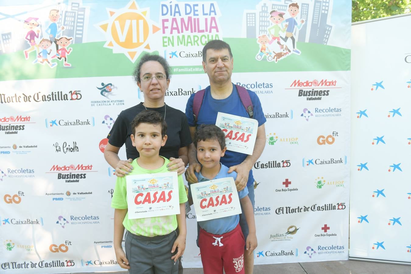 Tras aproximadamente una hora de recorrido han comenzado a llegar las familias de nuevo a meta, al Paseo de los Coches del Campo Grande, donde han podido disfrutar de una clase de zumba, para después reponer fuerzas con una degustación de un guiso de judías del Barco de Ávila elaboradas por el restaurante La Criolla