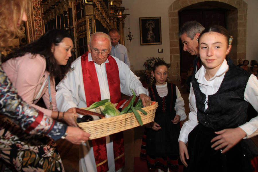 Fotos: Ofrenda a la Virgen de la Fuencisla en el Día de la Tierra