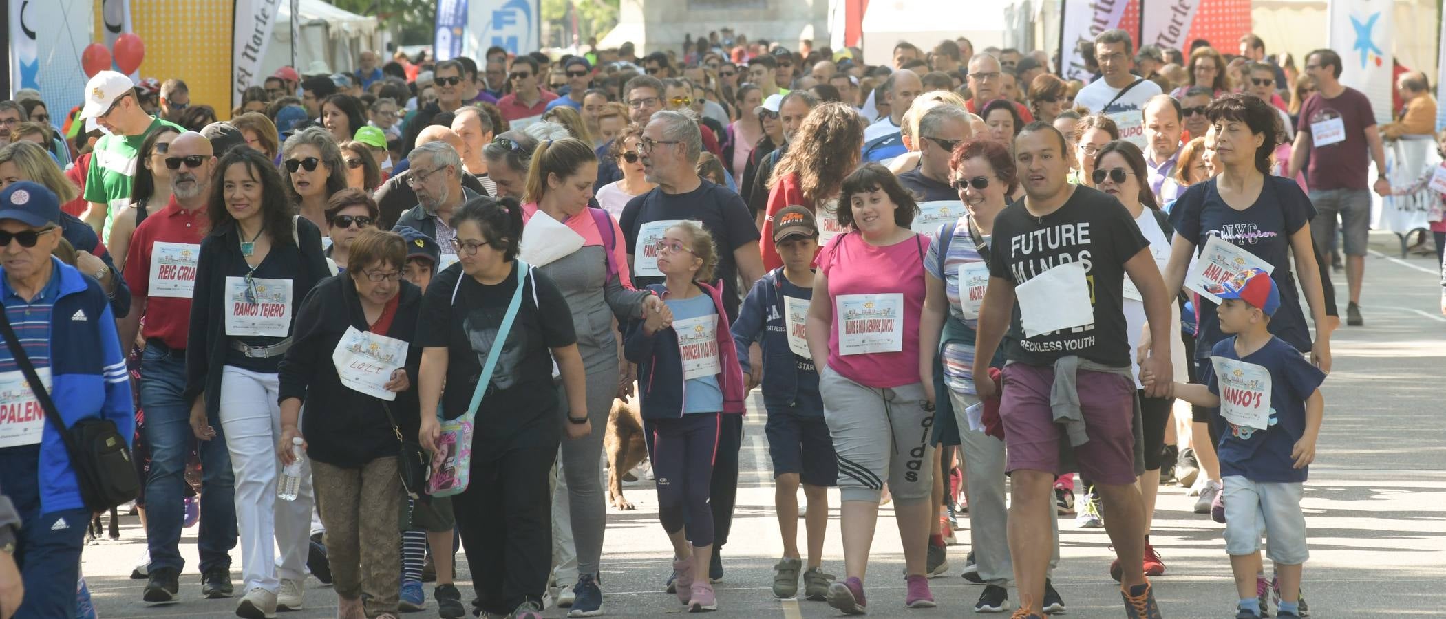 Más de 1.500 personas se han inscrito en esta marcha popular organizada de manera conjunta por El Norte de Castilla y por la Federación de Atletismo de Castilla y León con el espíritu de recorrer los algo más de cinco kilómetros del trazado por las calles más emblemáticas de la ciudad 