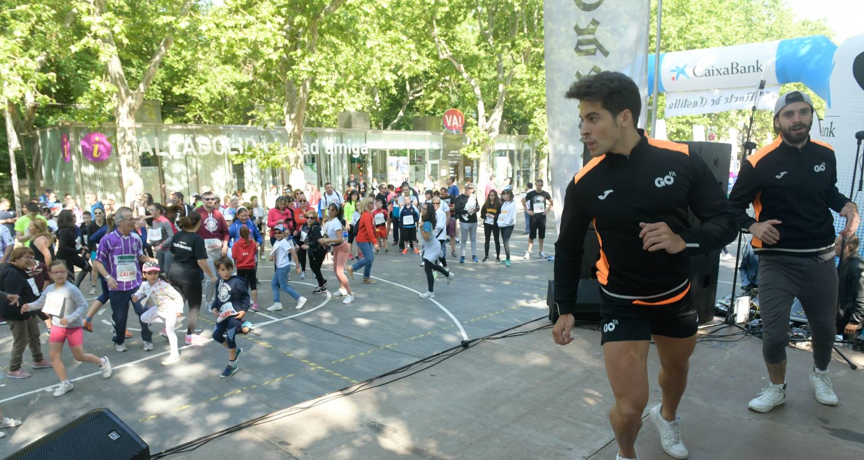 Más de 1.500 personas se han inscrito en esta marcha popular organizada de manera conjunta por El Norte de Castilla y por la Federación de Atletismo de Castilla y León con el espíritu de recorrer los algo más de cinco kilómetros del trazado por las calles más emblemáticas de la ciudad 