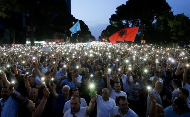 Simpatizantes de la oposición al Gobierno albanés protestan en las calles de Tirana.