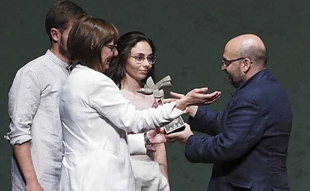 Rafa Vega entrega el reconocimiento de la Feria del Libro a la familia de José Manuel de la Huerga. 