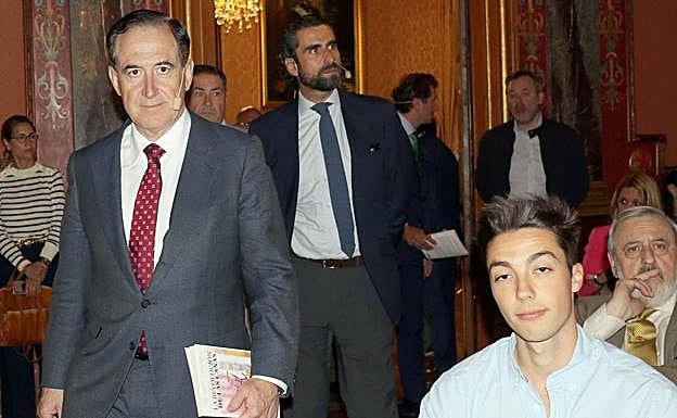 Los autores a su llegada al Palacio Real, en una nueva sesión de El Aula de Cultura. 