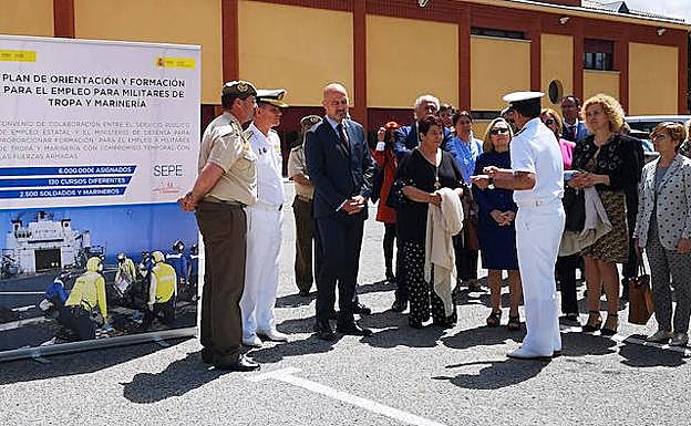 Alejo de la Torre, junto a la alcaldesa Clara Luquero, escuchas las explicaciones de los militares. 
