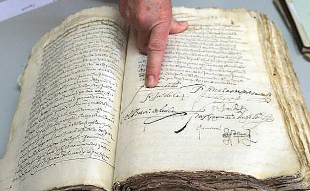 Libro que contiene la firma de San Juan de la Cruz en un contrato.