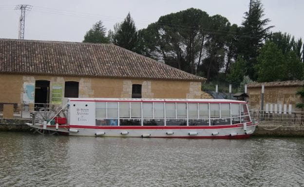 Barco 'Antonio de Ulloa', que surca las aguas del Canal de Castilla en Media de Rioseco.