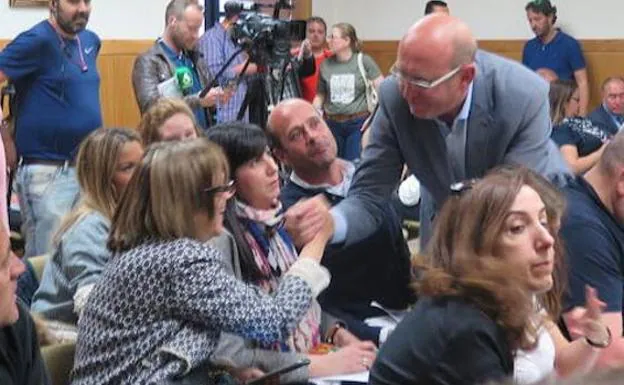 José Antonio Maté (PP) felicita a Olga García (Vox) durante el recuento de la Junta Electoral de Zona. 