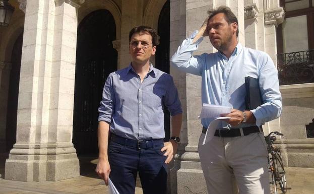 Pedro Herrero y Óscar Puente, frente a la Casa Consistorial. 