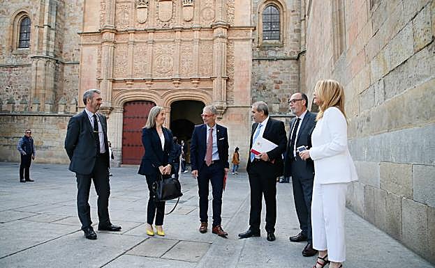El rector con los miembros del Consejo Consultivo. 