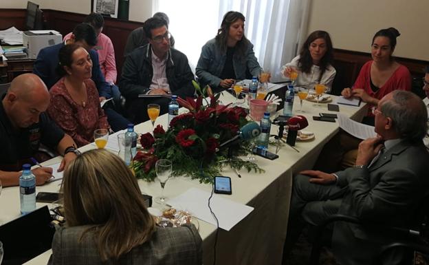 El magistrado Trebolle (d), conversa con los periodistas durante el desayuno de despedida. 