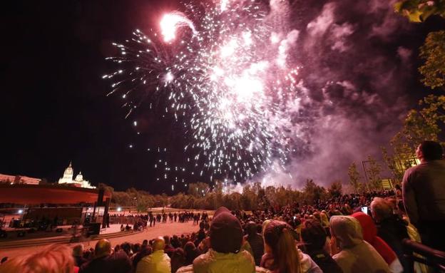 Fuegos artificiales vistos desde el parque Elio de Nebrija.