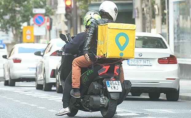 Repartidores de Glovo en una ruta por la capital. 