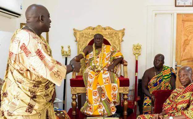El rey Amon N'Douffou V, sentado en el trono de ébano y oro, en la ceremonia donde anunció la donación.