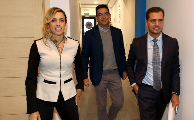 Carolina García, José Luis Horcajo y Pablo Pérez, en la sede del PP.