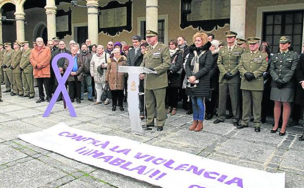 Lirio Martín (con abrigo negro), en una de las concentraciones contra la violencia de género. 