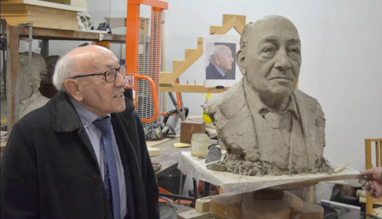 El hermano Tomás observa el busto conmemorativo que se levantará en el Colegio Maristas.