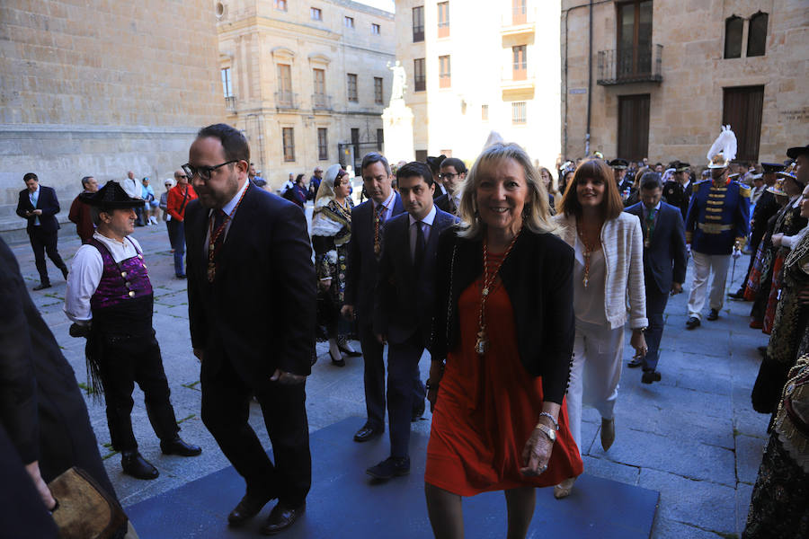 Un desfile de la comitiva municipal ha precedido a una misa en homenaje a San Juan de Sahagún, patrón de la capital salamantina.