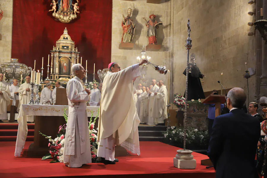 Un desfile de la comitiva municipal ha precedido a una misa en homenaje a San Juan de Sahagún, patrón de la capital salamantina.
