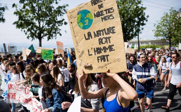 Miles de estudiantes se manifiestan en contra del cambio climático en Lausana, Suiza.