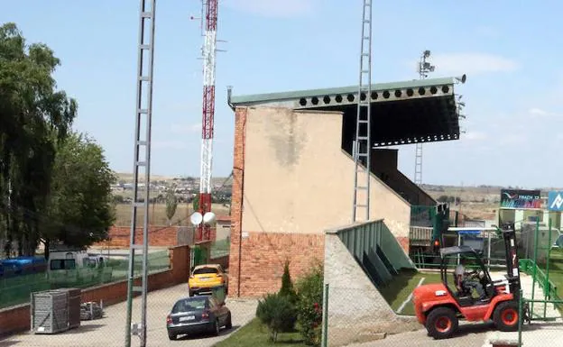 Uno de los operarios introduce material para la instalación de las gradas supletorias en La Albuera.