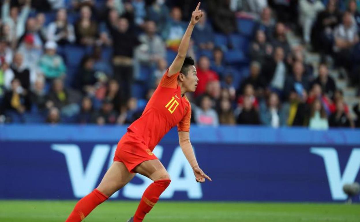 Ying Li celebra el gol de China.