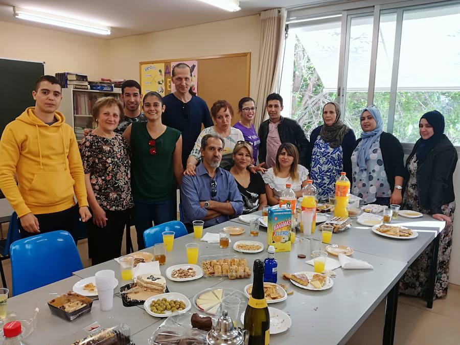 Alumnos del curso de español para extranjeros de Fundación Rondilla, en la fiesta fin de curso. 