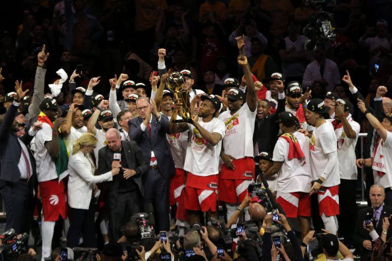 Kawhi Leonard eleva el trofeo junto al resto de la plantilla de los Raptors.