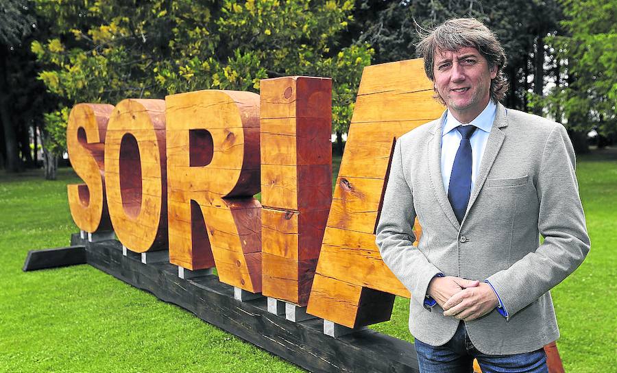 Carlos Martínez posa para la entrevista con El Norte.