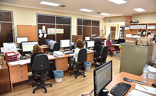 Varios trabajadores municipales en la sede de un ayuntamiento . 