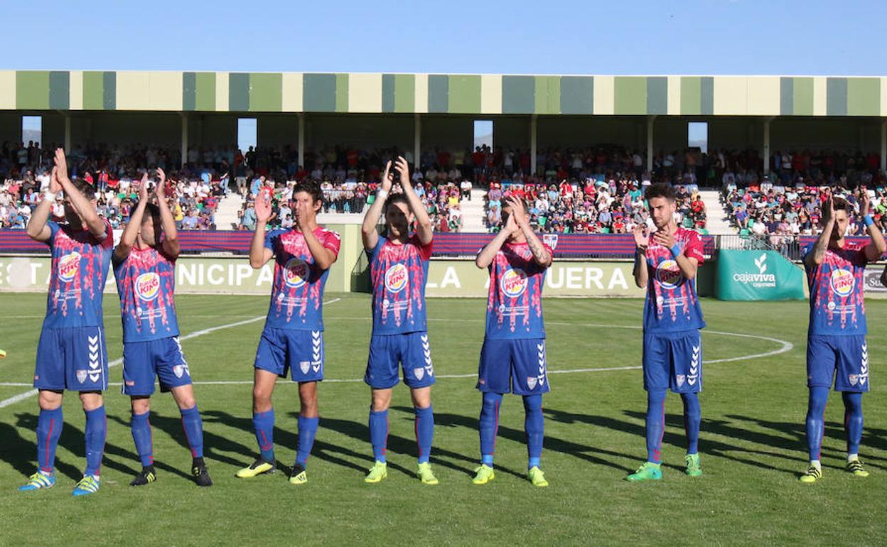 Jugadores de la Segoviana aplauden a su afición durante un partido en La Albuera.