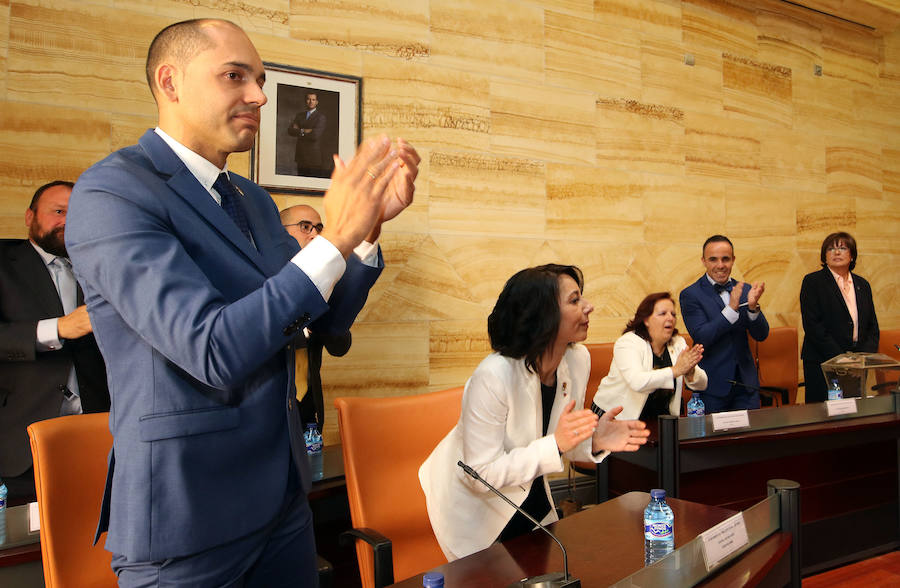 Fotos: Samuel Alonso coge el relevo de Joseé Luis Vázquez en el ayuntamiento del Real Sitio