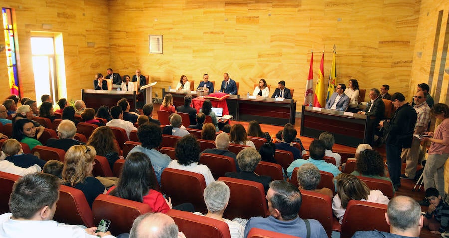 Fotos: Samuel Alonso coge el relevo de Joseé Luis Vázquez en el ayuntamiento del Real Sitio