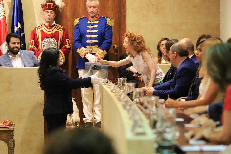El popular ha sido elegido este sábado alcalde de Salamanca con los cuatro votos de los concejales de Cs y los once de su grupo
