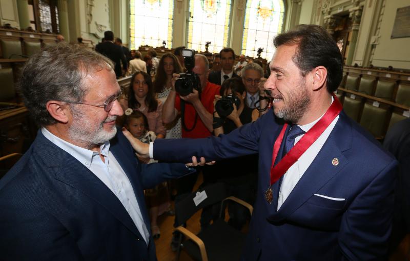 El alcalde de Valladolid, Óscar Puente, ha sido investido este sábado por segundo mandato consecutivo en un Pleno de constitución de la Corporación del Ayuntamiento vallisoletano, gracias a los once votos de los concejales del Grupo Socialista y a los tres de Toma la Palabra, con lo que ha obtenido la mayoría absoluta necesaria para ser proclamado alcalde en la primera votación