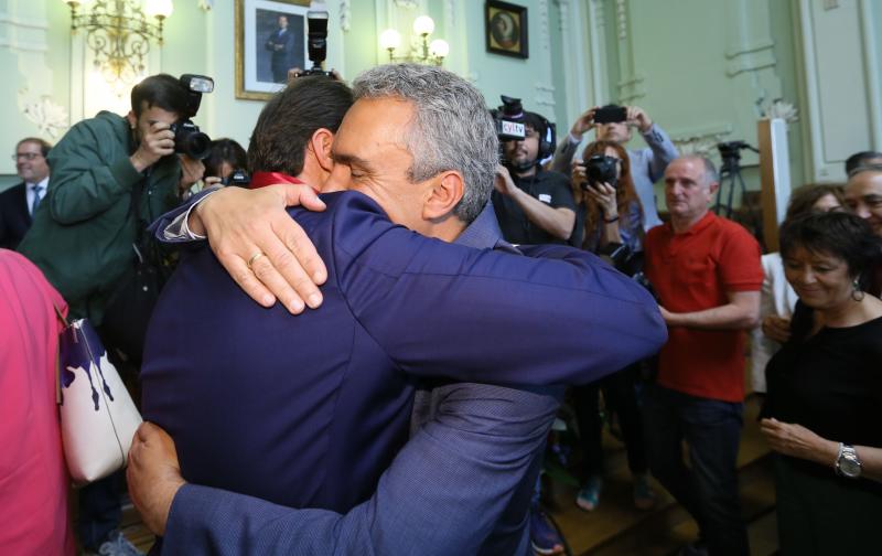 El alcalde de Valladolid, Óscar Puente, ha sido investido este sábado por segundo mandato consecutivo en un Pleno de constitución de la Corporación del Ayuntamiento vallisoletano, gracias a los once votos de los concejales del Grupo Socialista y a los tres de Toma la Palabra, con lo que ha obtenido la mayoría absoluta necesaria para ser proclamado alcalde en la primera votación