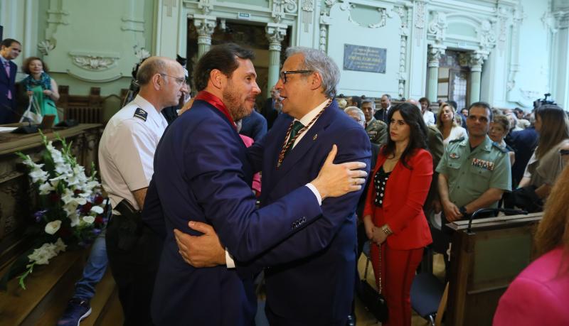 El alcalde de Valladolid, Óscar Puente, ha sido investido este sábado por segundo mandato consecutivo en un Pleno de constitución de la Corporación del Ayuntamiento vallisoletano, gracias a los once votos de los concejales del Grupo Socialista y a los tres de Toma la Palabra, con lo que ha obtenido la mayoría absoluta necesaria para ser proclamado alcalde en la primera votación