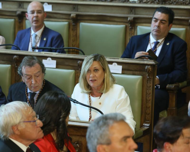 El alcalde de Valladolid, Óscar Puente, ha sido investido este sábado por segundo mandato consecutivo en un Pleno de constitución de la Corporación del Ayuntamiento vallisoletano, gracias a los once votos de los concejales del Grupo Socialista y a los tres de Toma la Palabra, con lo que ha obtenido la mayoría absoluta necesaria para ser proclamado alcalde en la primera votación